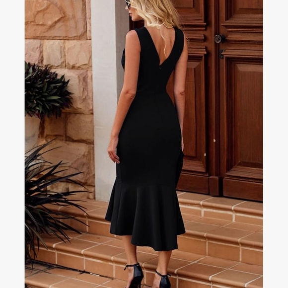 Chic Black Sleeveless Midi Dress - Picture 2 of 2
